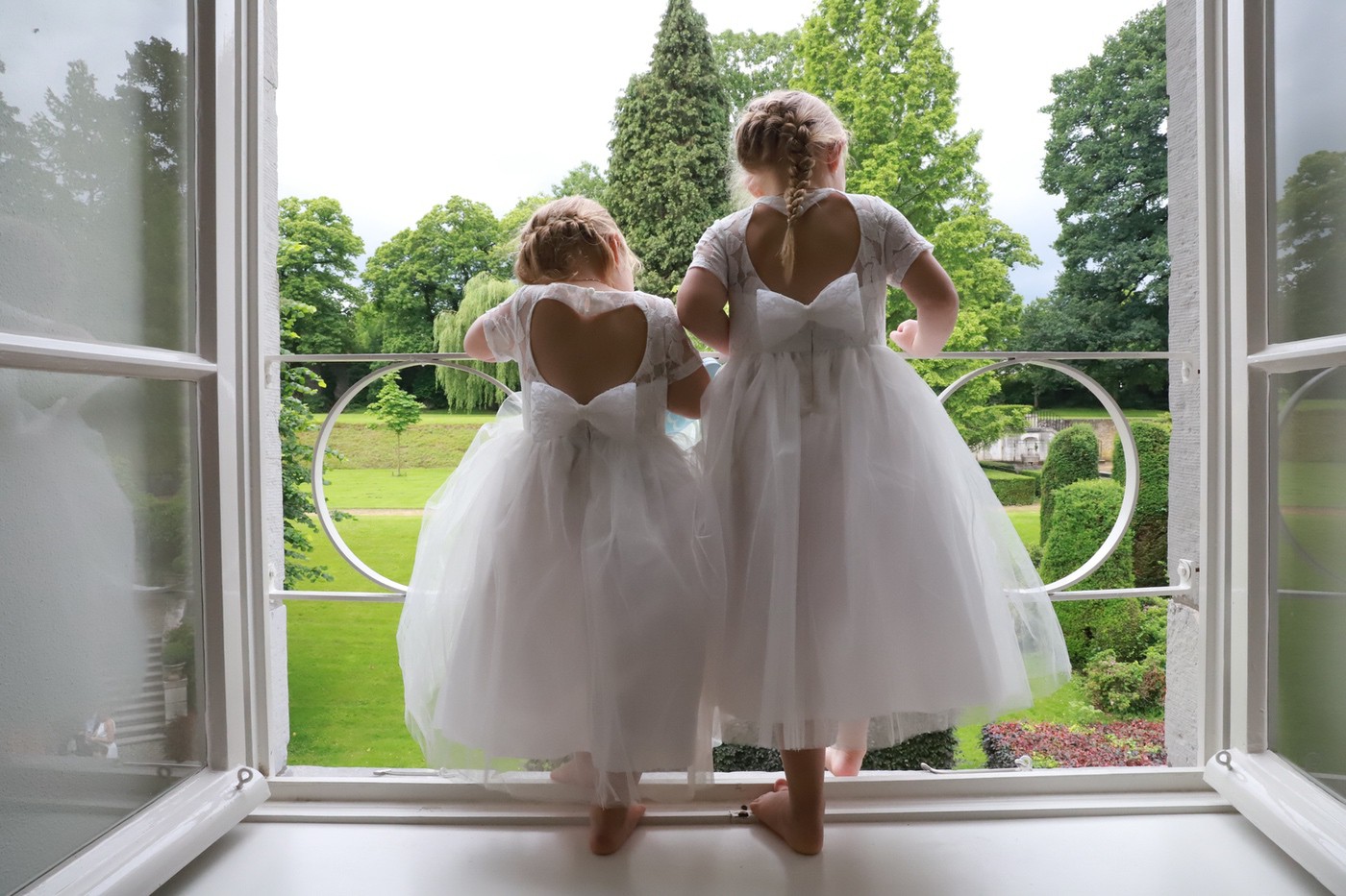 Blumenmädchen am hohen Fenster