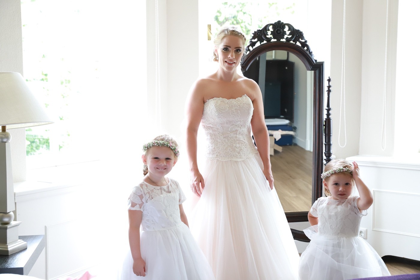 Braut mit den Blumenkindern im Zimmer