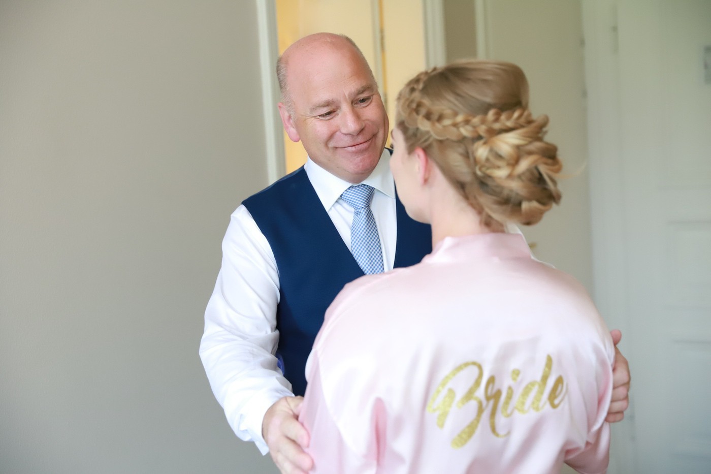 Vater und Braut vor dem Aufbruch