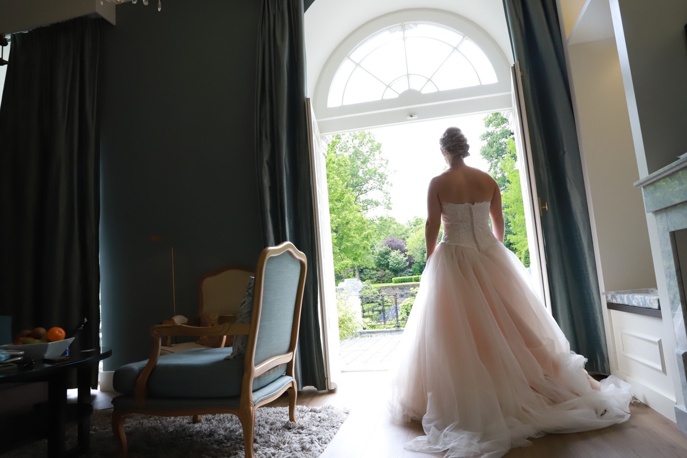 Braut am hohen Fenster des Saals
