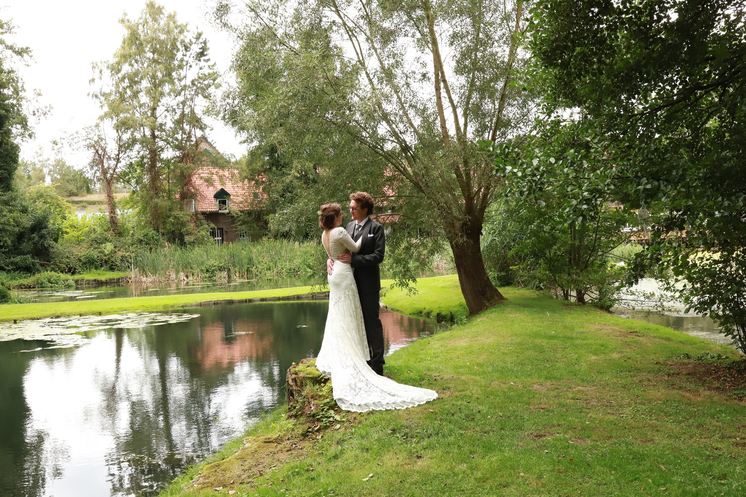 Brautpaar am Teich zwischen Weiden