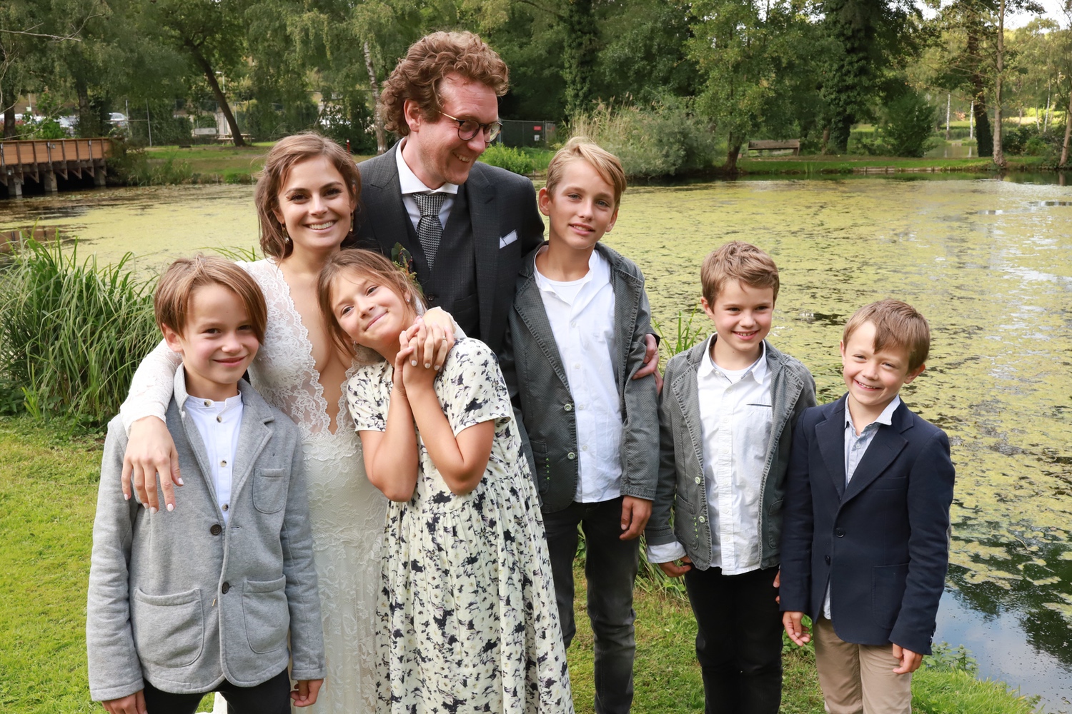 Brautpaar mit den Kindern der Familie am Wasser