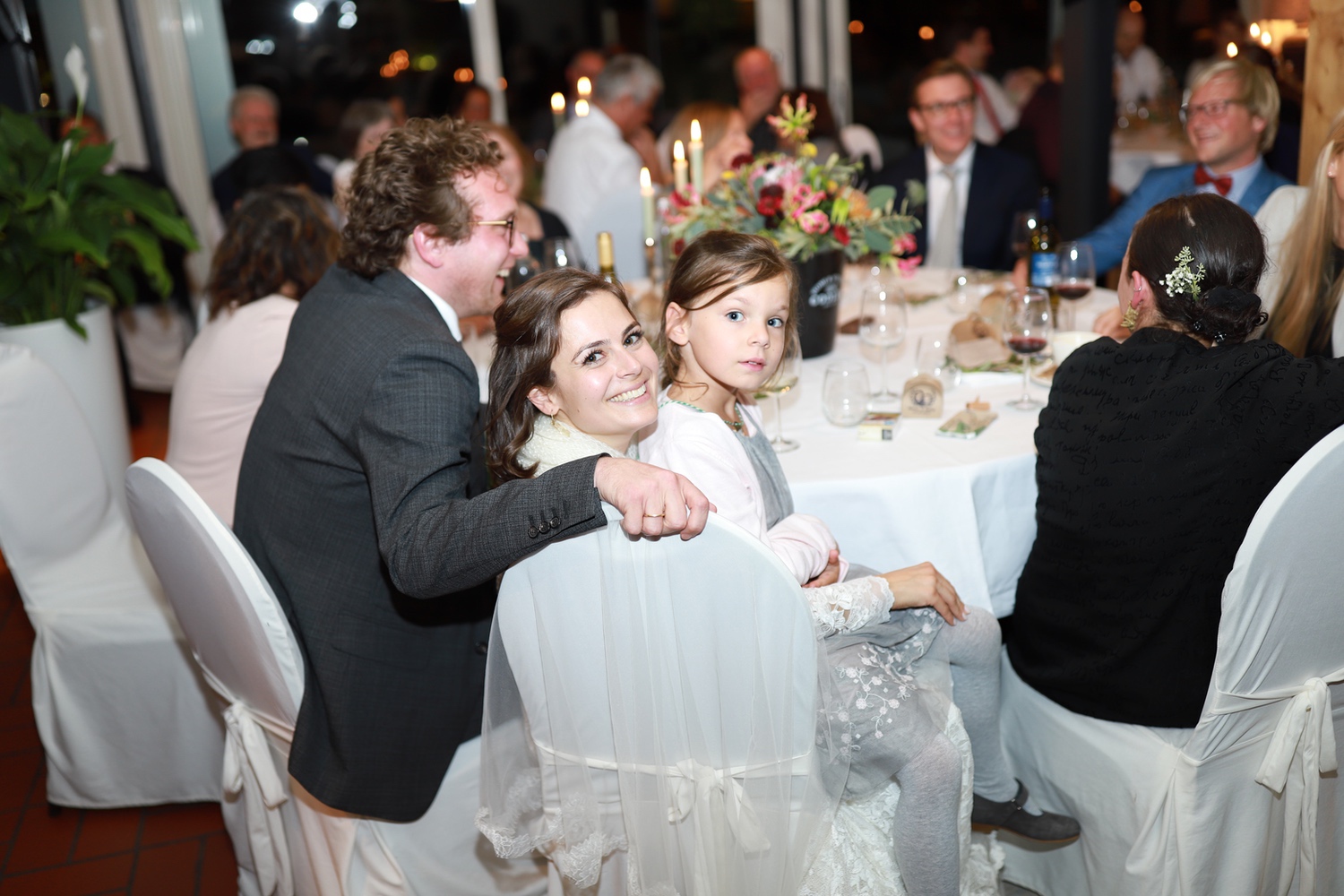 Brautpaar im Gespräch an der Festtafel