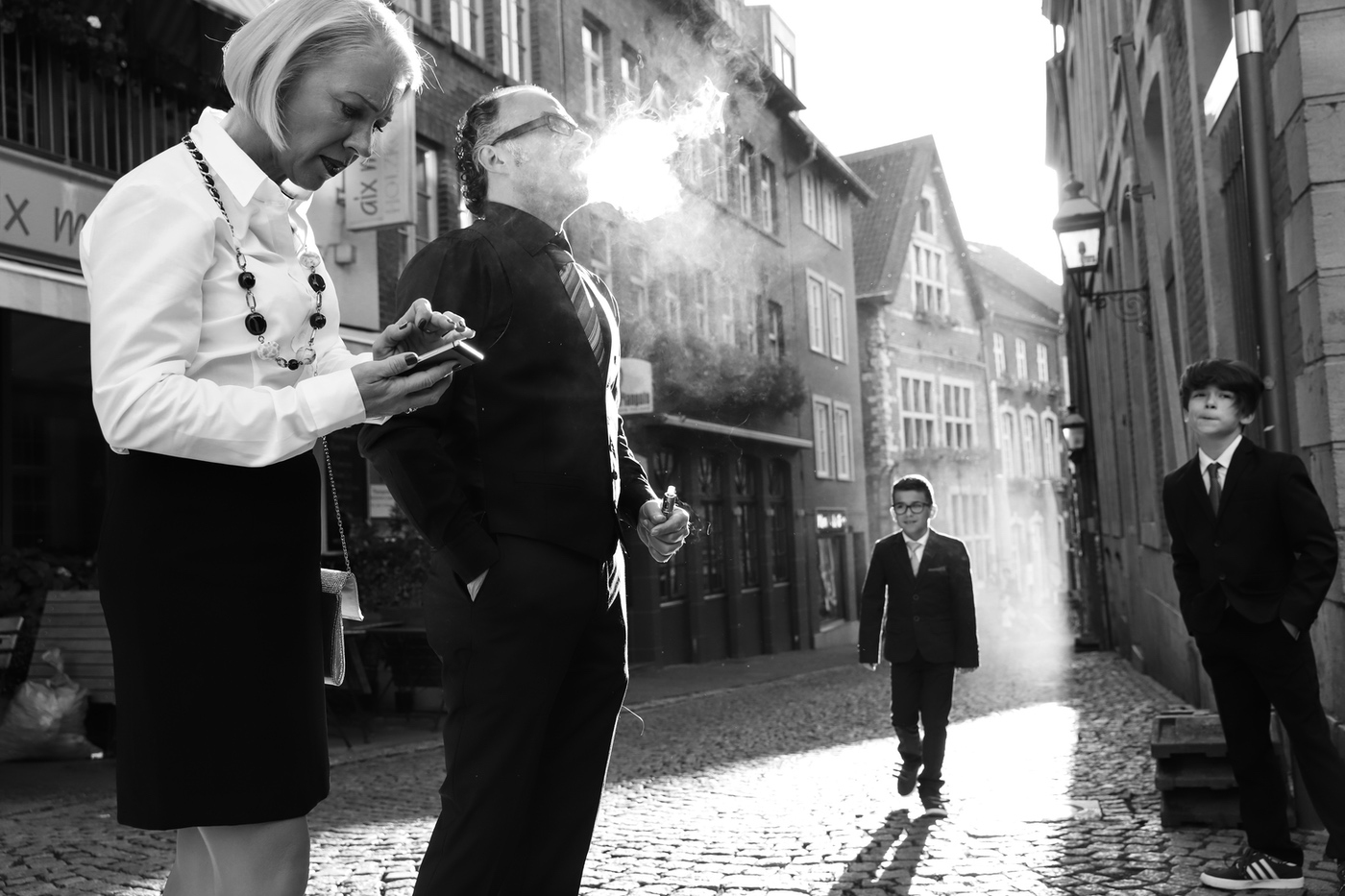 Bräutigam in der Gasse im Gegenlicht