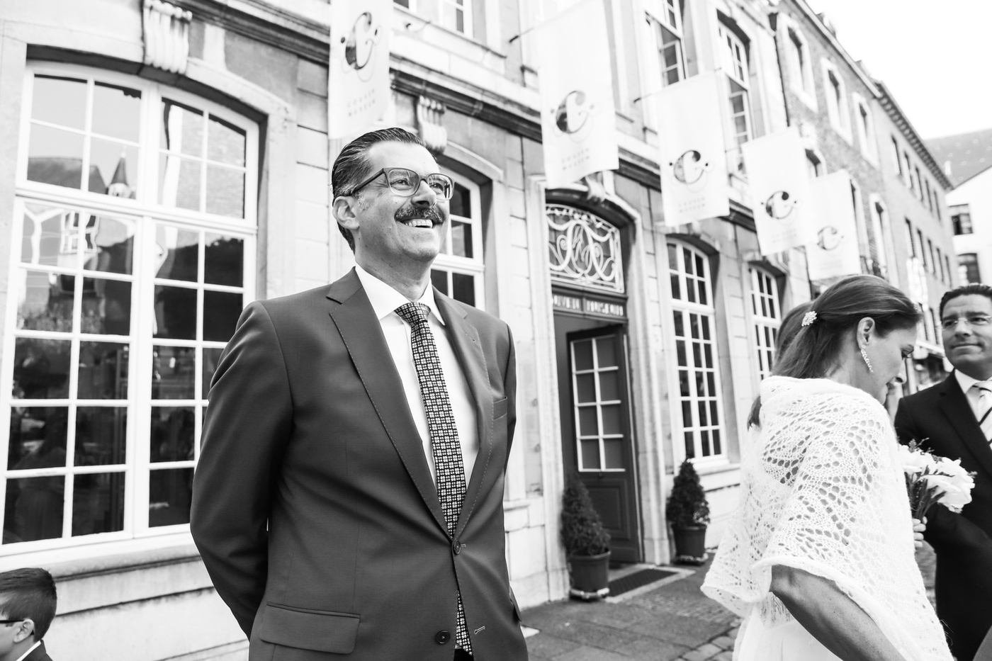 Gratulation in einer Altstadtgasse