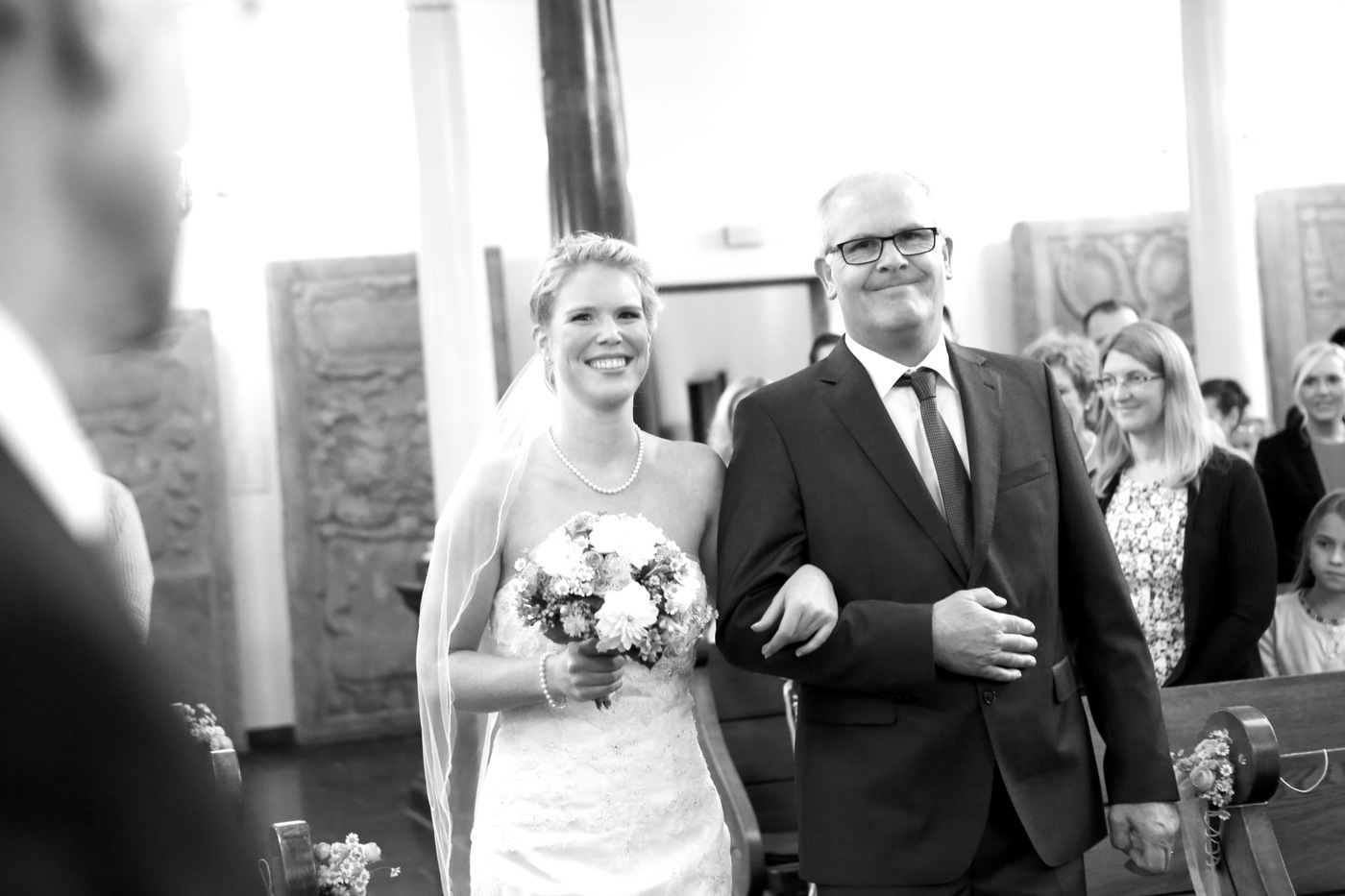 Braut mit ihrem Vater vor der Kirche, schwarzweiß