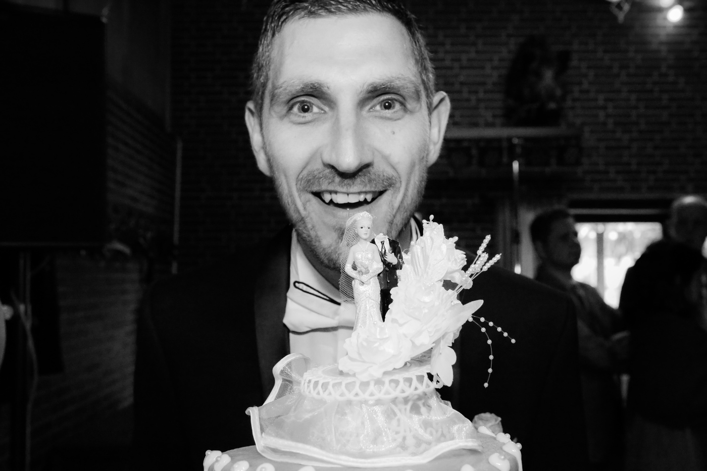 Bräutigam hinter der Hochzeitstorte, schwarzweiß