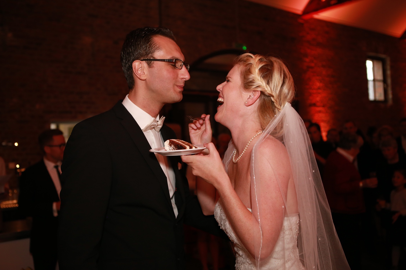 Brautpaar füttert sich mit Hochzeitstorte