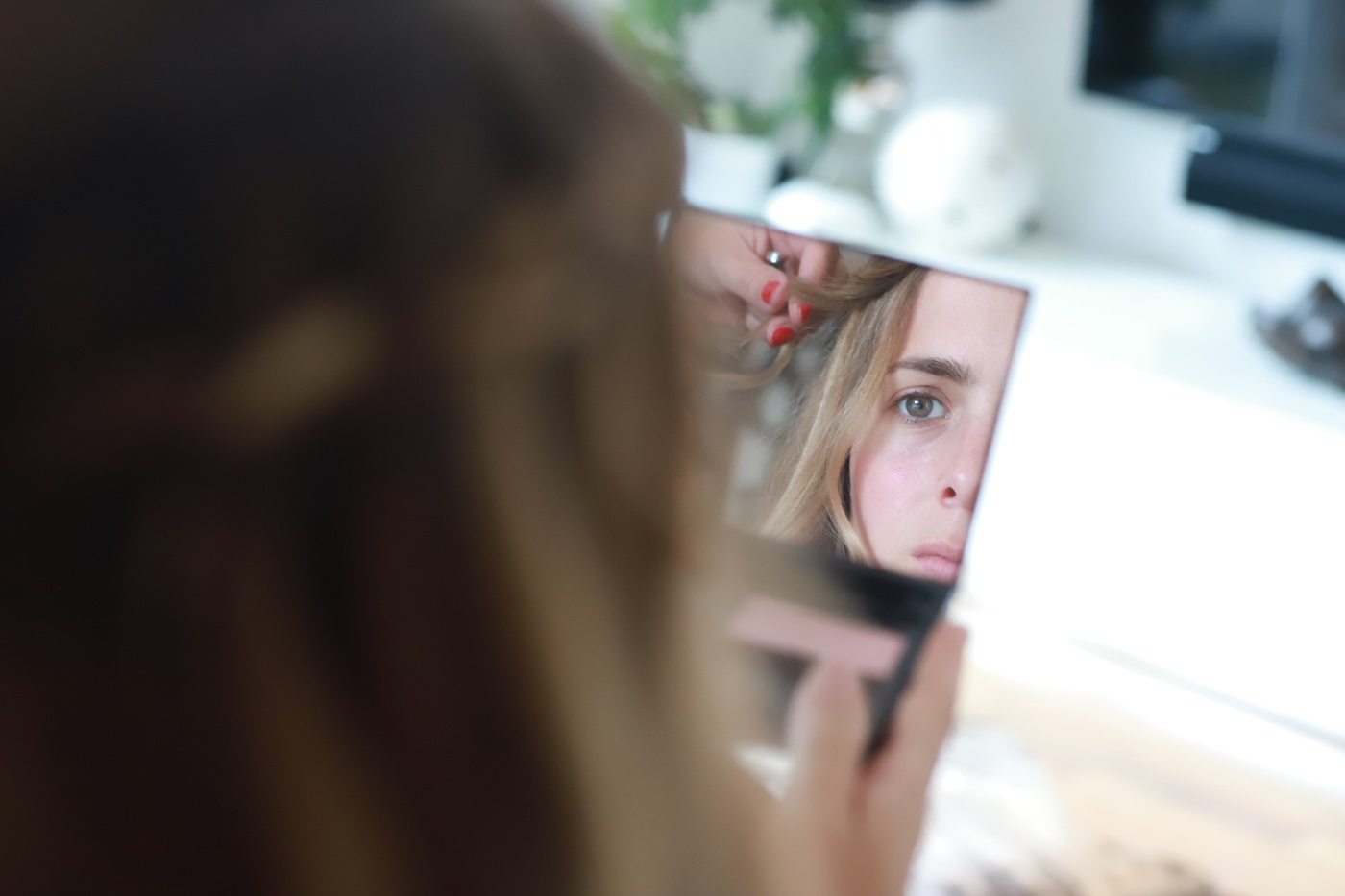 Spiegelbild der Braut beim Frisieren