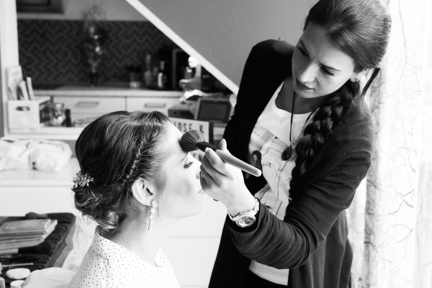 Braut beim Make-up, schwarzweiß