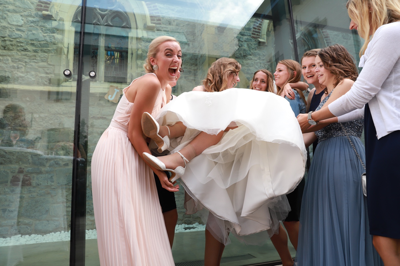 Ausgelassene Szene mit dem Brautkleid im Wind