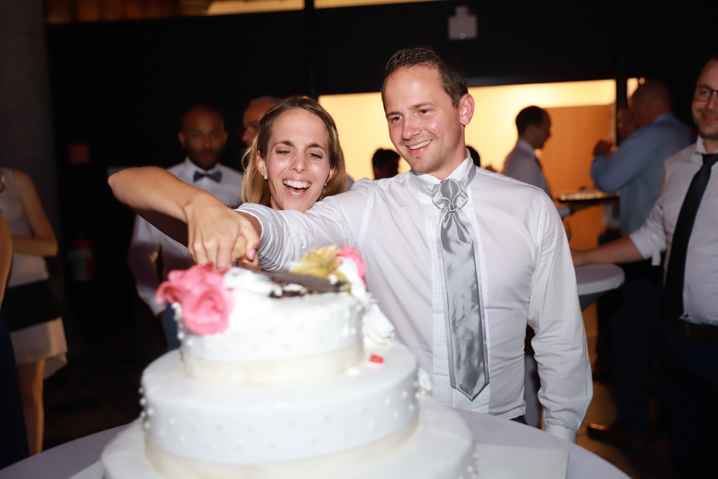 Brautpaar schneidet gemeinsam die Torte an