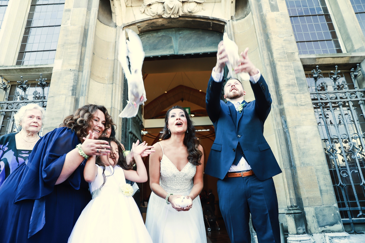 Gäste lassen Luftballons zur Hochzeit steigen