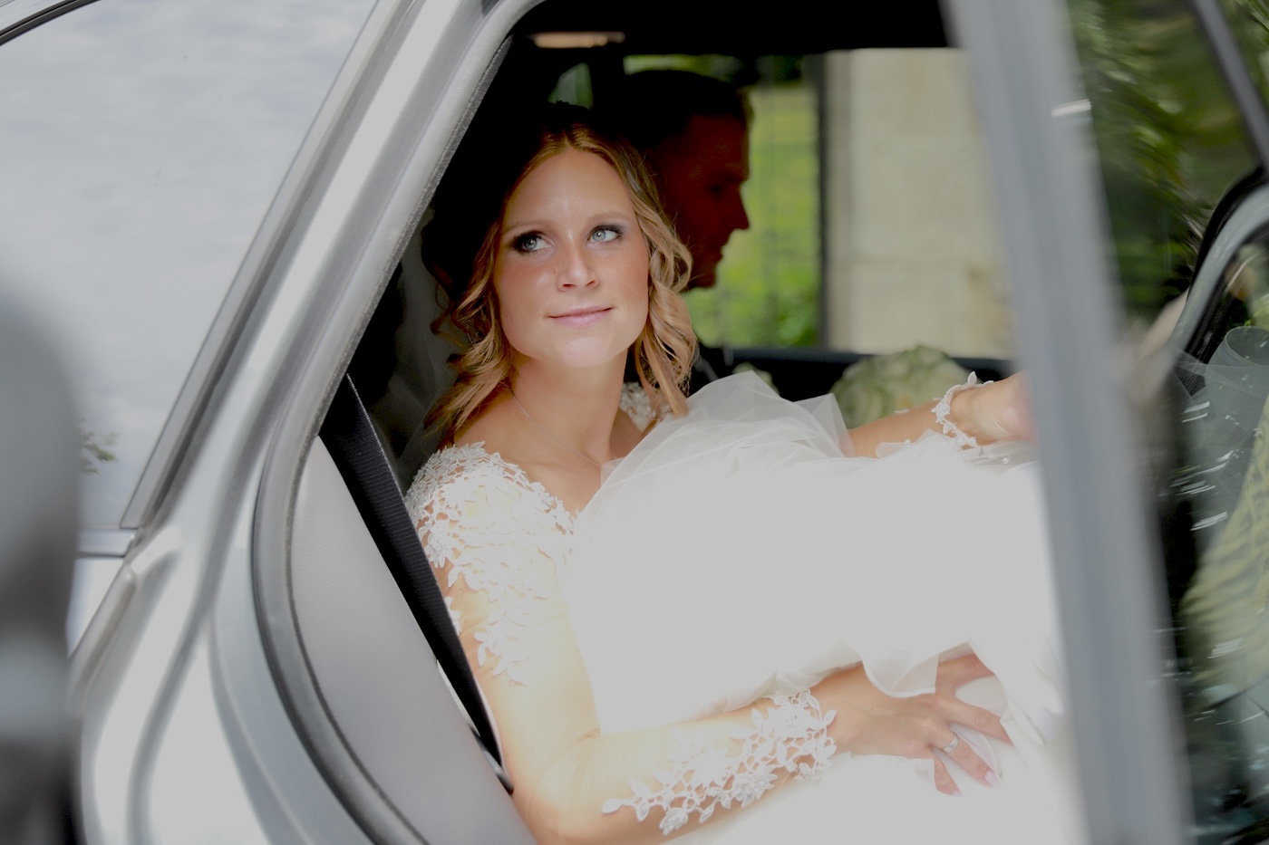 Braut im Hochzeitsauto, Blick durch das Fenster