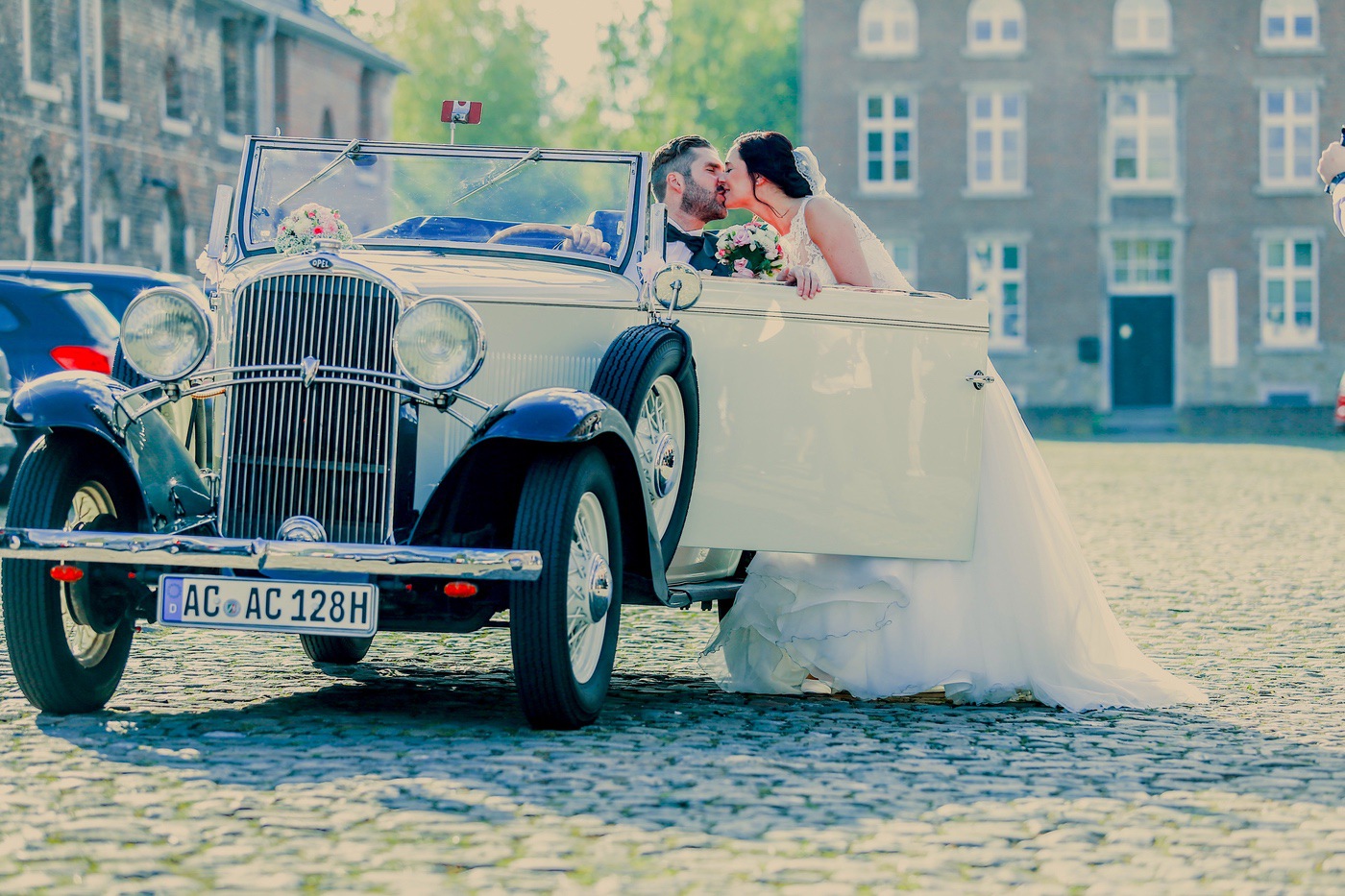Brautpaar im blauen Oldtimer in der Altstadt