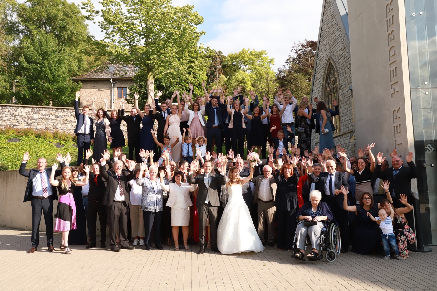 Gruppenbild der Hochzeitsgesellschaft vor dem Haus